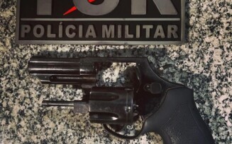 Revólver e munições apreendidas (Foto: Divulgação) 
