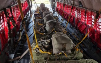 As cargas são preparadas na Base Aérea de Boa Vista, depois são colocados os equipamentos e os paraquedas. (Foto: reprodução/Exército Brasileiro)
