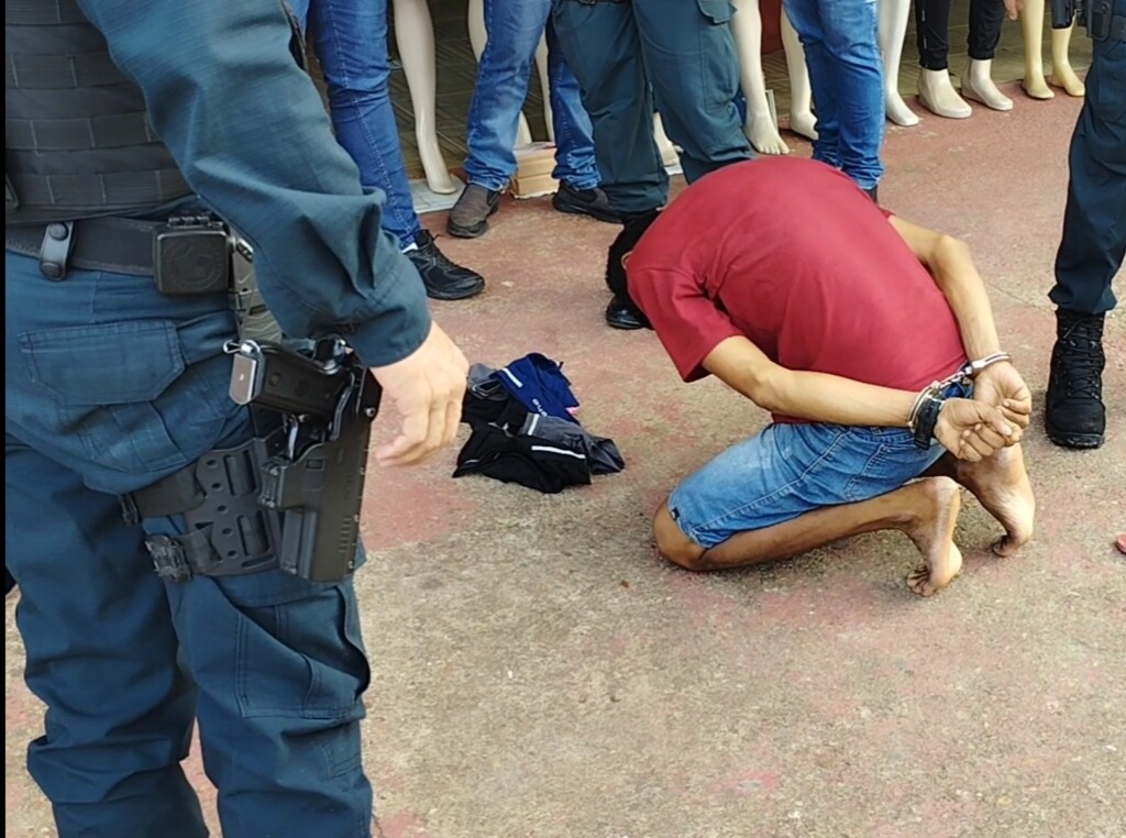 Momento em que o infrator foi preso pela PMRR (Foto: Divulgação) 
