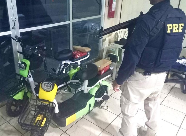 Picape foge de fiscalização e é apreendida com bicicletas elétricas sem documentação