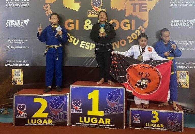 Lethycia no pódio da competição, na categoria meio-pesado - Foto: Divulgação
