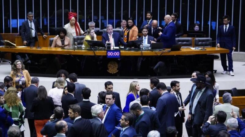 Sessão da Câmara durante discussão do marco temporal de terras indígenas (Foto: Pablo Valadares/Câmara dos Deputados)