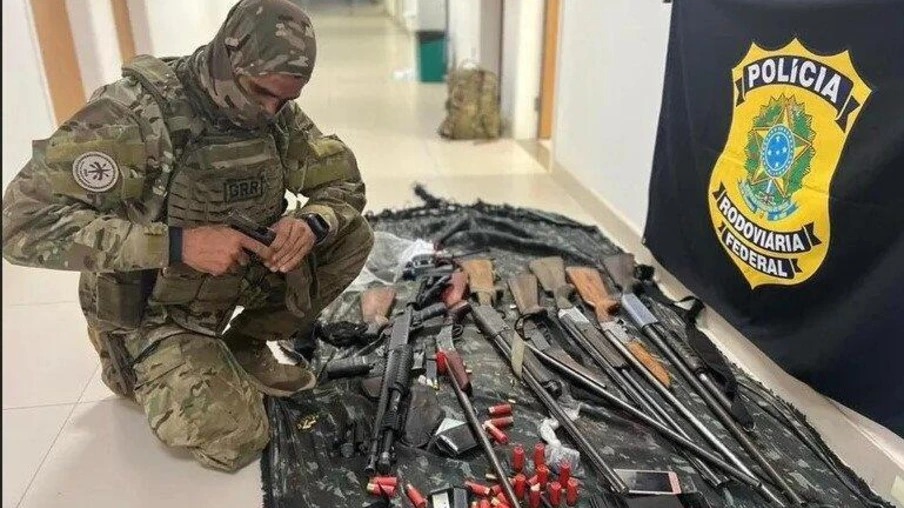 Armas e munições apreendidas durante operação (Foto: Divulgação) 